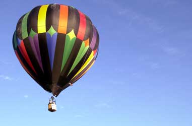 Hot air baloon aloft.